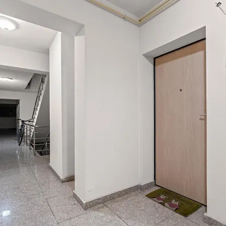Poli Apartment アパート